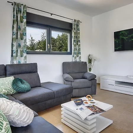 Luxusvilla Mit Beheiztem Pool, Tischtennis, Tischfussball, Wlan Holiday home Pula