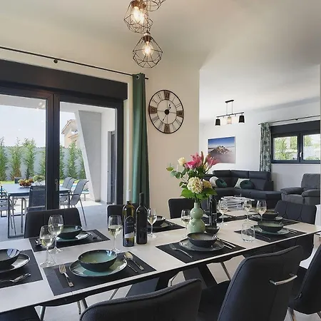 Holiday home Luxusvilla Mit Beheiztem Pool, Tischtennis, Tischfussball, Wlan