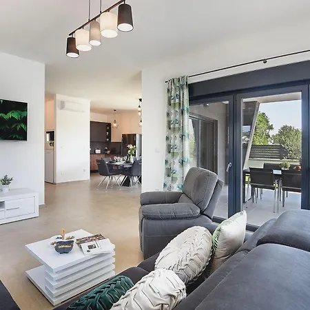 Luxusvilla Mit Beheiztem Pool, Tischtennis, Tischfussball, Wlan