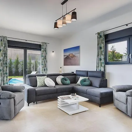 Luxusvilla Mit Beheiztem Pool, Tischtennis, Tischfussball, Wlan