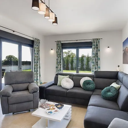 Luxusvilla Mit Beheiztem Pool, Tischtennis, Tischfussball, Wlan Pula