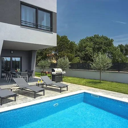 Luxusvilla Mit Beheiztem Pool, Tischtennis, Tischfussball, Wlan Pula