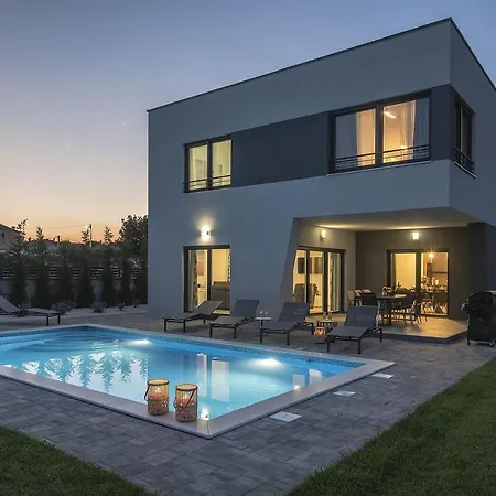 Luxusvilla Mit Beheiztem Pool, Tischtennis, Tischfussball, Wlan * Pula