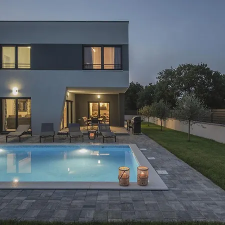 Holiday home Luxusvilla Mit Beheiztem Pool, Tischtennis, Tischfussball, Wlan *