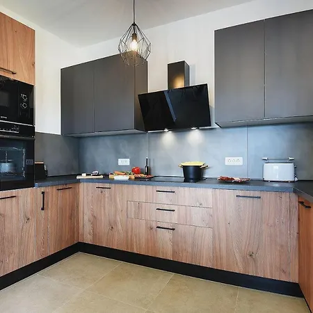 Luxusvilla Mit Beheiztem Pool, Tischtennis, Tischfussball, Wlan Holiday home Pula