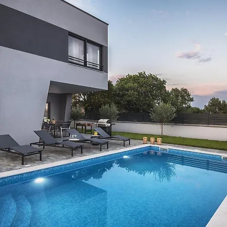 Holiday home Luxusvilla Mit Beheiztem Pool, Tischtennis, Tischfussball, Wlan Pula