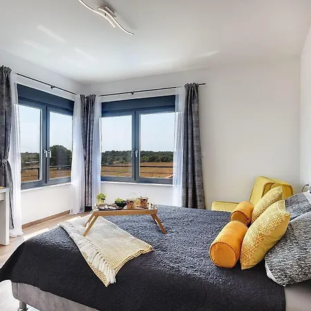 Holiday home Luxusvilla Mit Beheiztem Pool, Tischtennis, Tischfussball, Wlan Pula