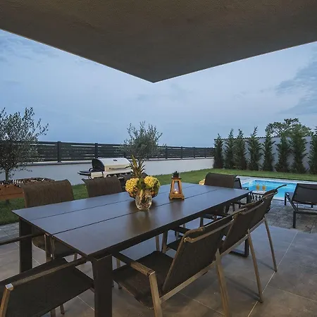 Luxusvilla Mit Beheiztem Pool, Tischtennis, Tischfussball, Wlan Pula